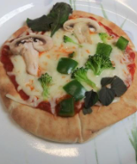 pita pizzas, Photo by D. Relf